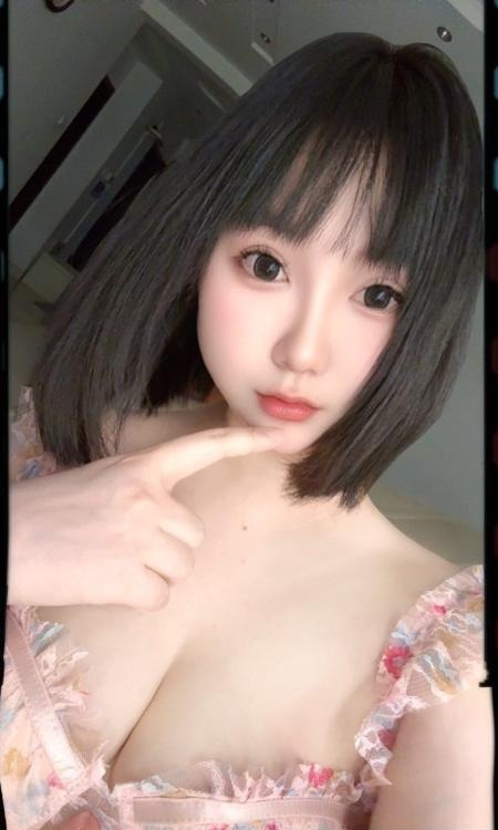 肤白短发大胸妹子