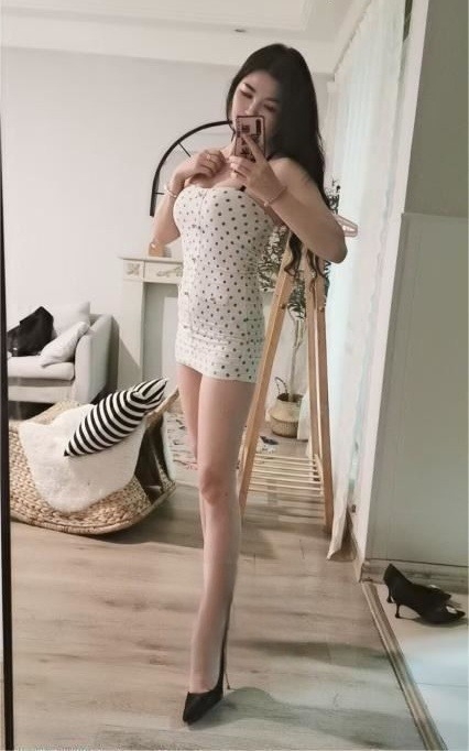 白皙美腿诱惑彩儿